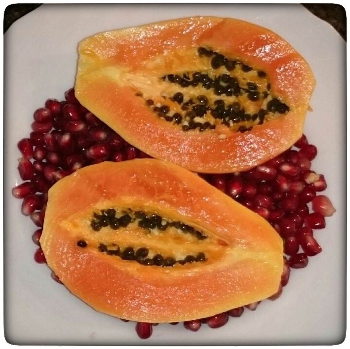 Gesundes Frühstück: Papaya (incl. Kernen) & Granatapfel und was ich im allgemeinen gerne morgens zu mir nehme!