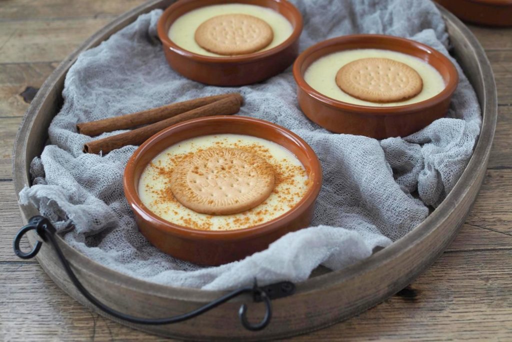 Natillas-spanischer-Pudding-mit-Keks