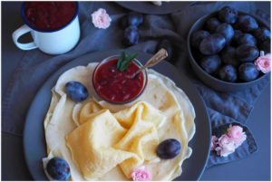 Pfannkuchen- schnell-zubereitet-pflaumen-kompott-zwetschge-crepes