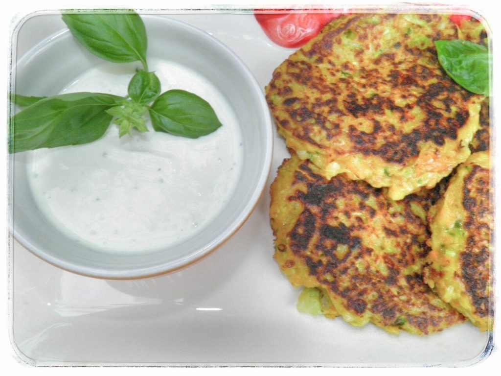 Zucchini-Karotten-Rösti-mit-Sour-Cream-Thermomix - Wiewowasistgut