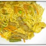 Bami Goreng - Chinesische Nudeln mit Garnelen, Rindfleisch und Hühnchen