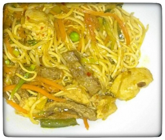 Bami Goreng - Chinesische Nudeln mit Garnelen, Rindfleisch und Hühnchen