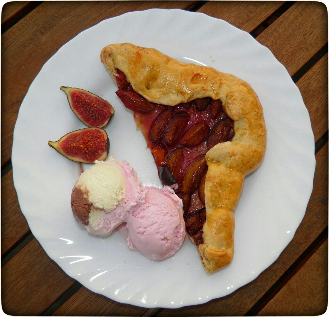 Zwetschgen-Galette lauwarm mit Feigen und Eis - Wiewowasistgut