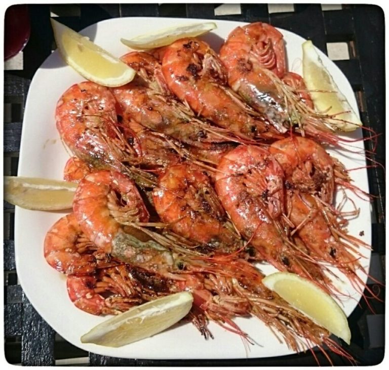 Gambas und Sepia al ajillo (in Knoblauch) - Fisch mit Knoblauch ...