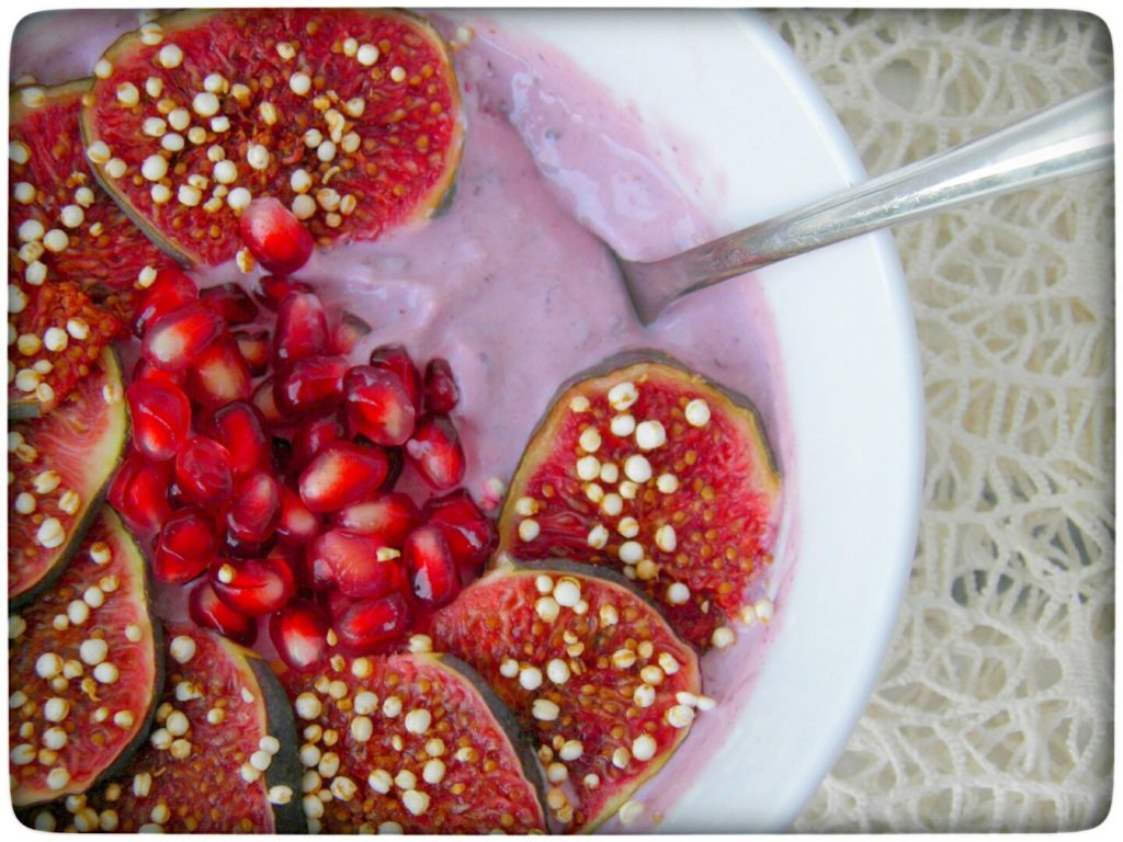 Brombeer-Smoothie-Bowl mit Granatapfel und Feigen aus dem Thermomix