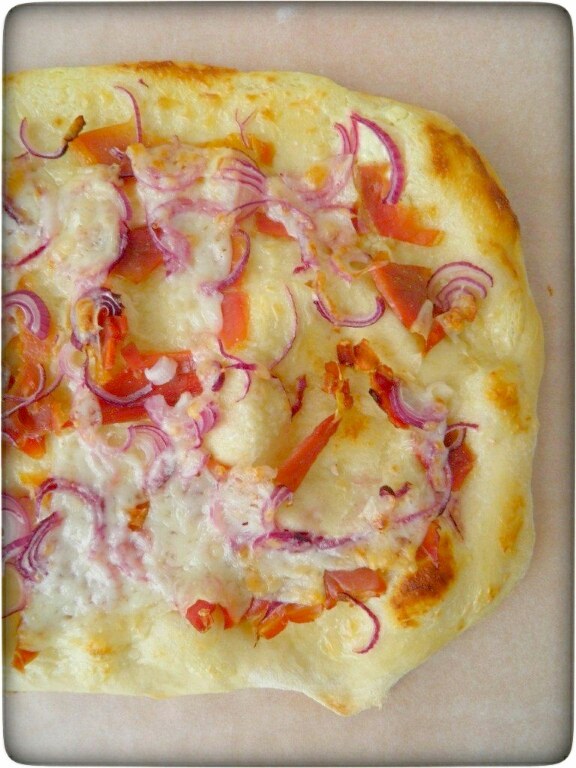 Flammkuchen a la española - mit Jamón und Ziegenkäse