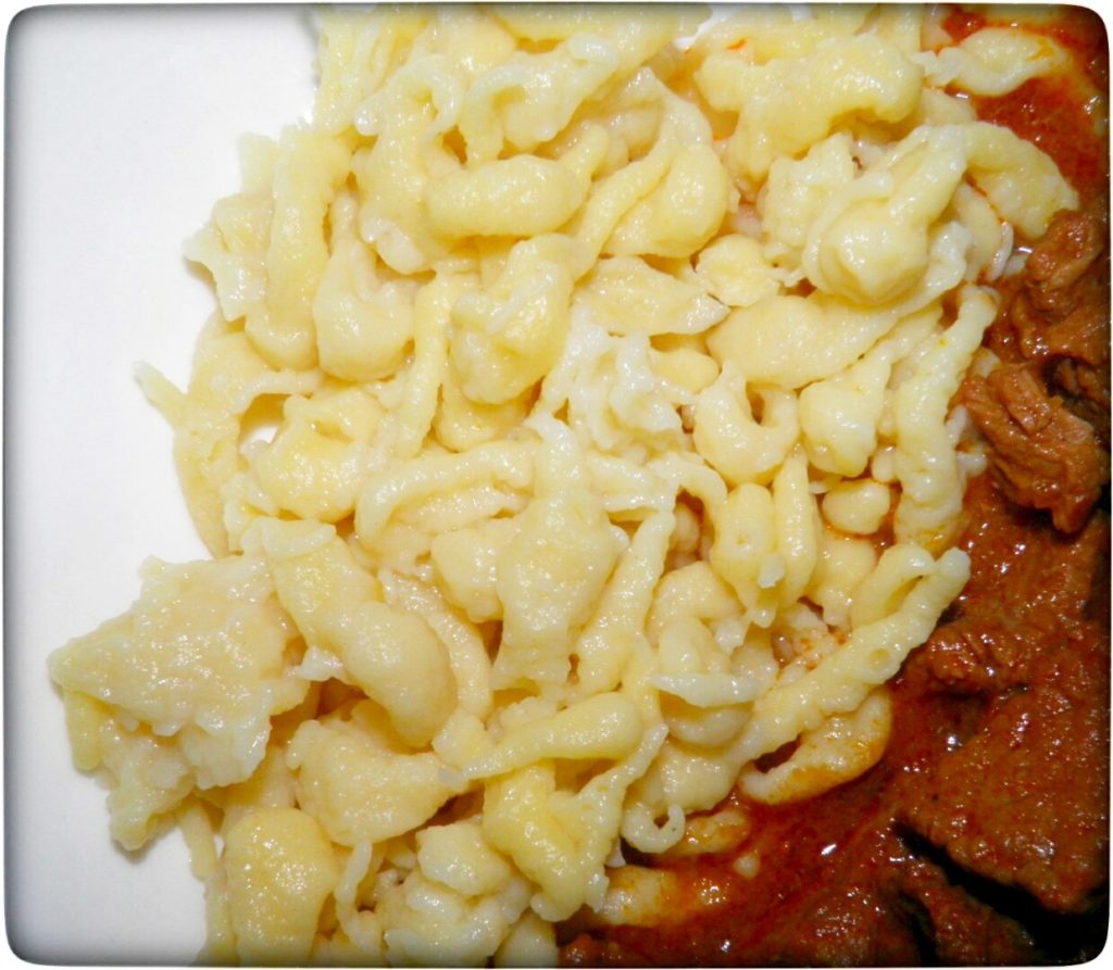 schwäbische Spätzle (Knöpfle) aus dem Thermomix mit Gulasch