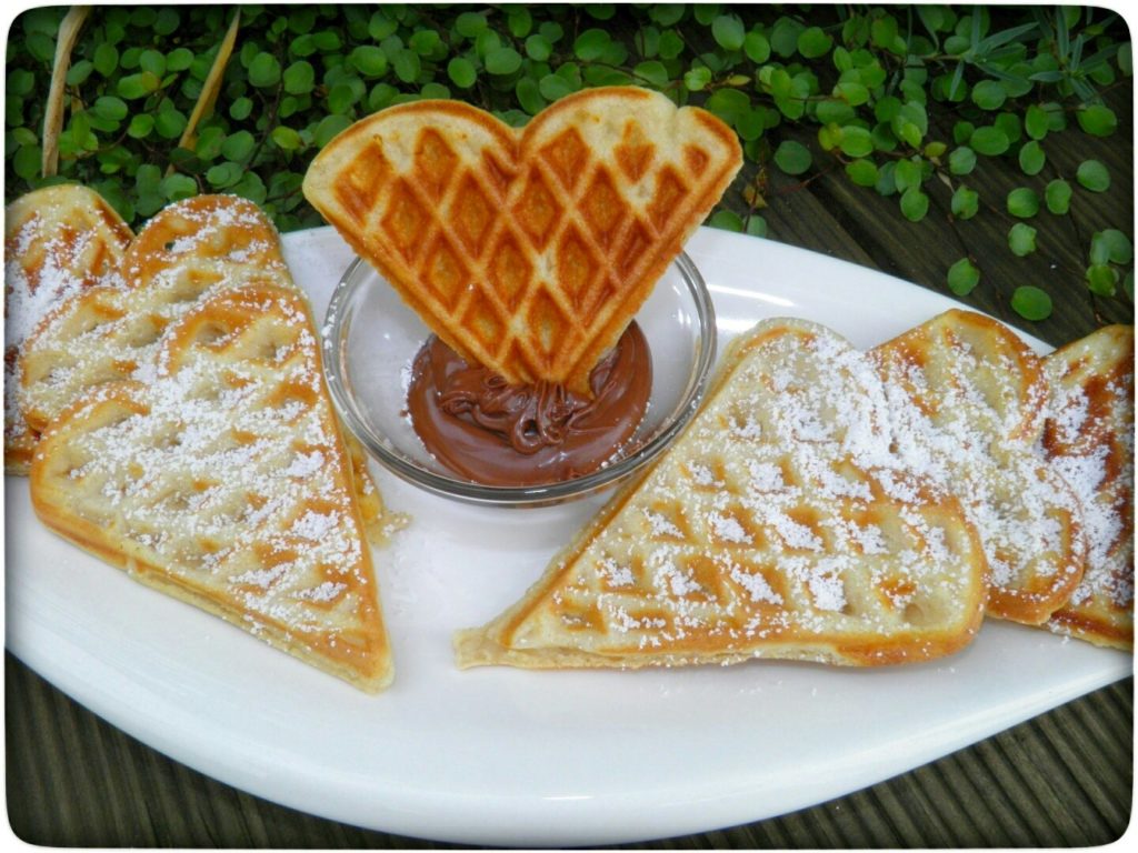 Dinkel-Buttermilchwaffeln aus dem Thermomix mit Puderzucker und Nutella