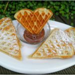 Dinkel-Buttermilchwaffeln aus dem Thermomix mit Puderzucker und Nutella