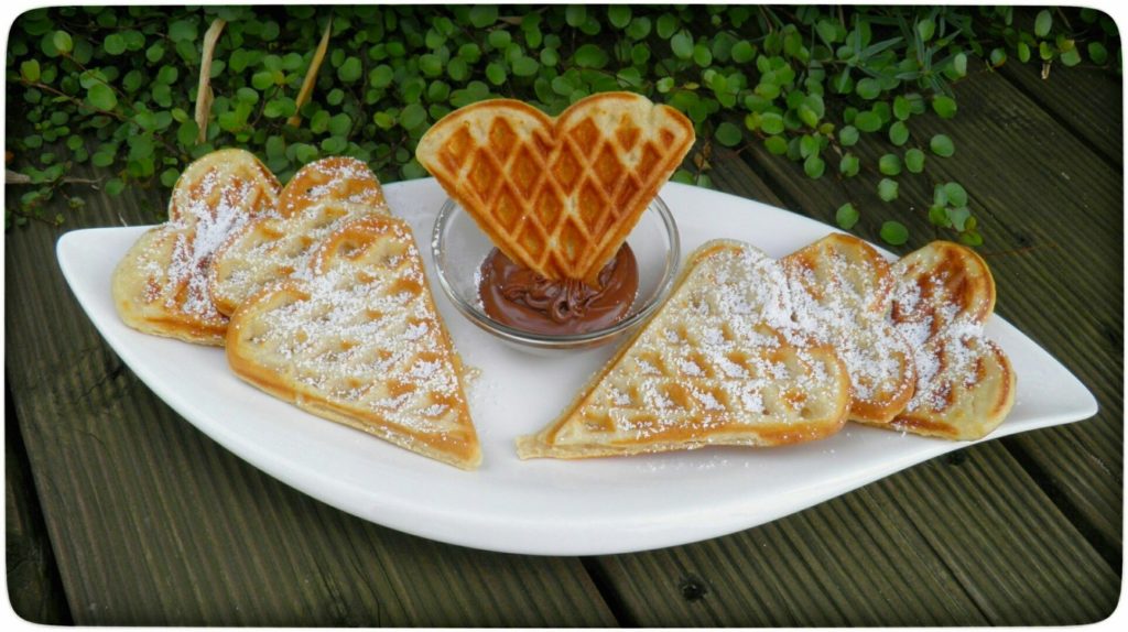 Dinkel-Buttermilchwaffeln aus dem Thermomix mit Puderzucker und Nutella