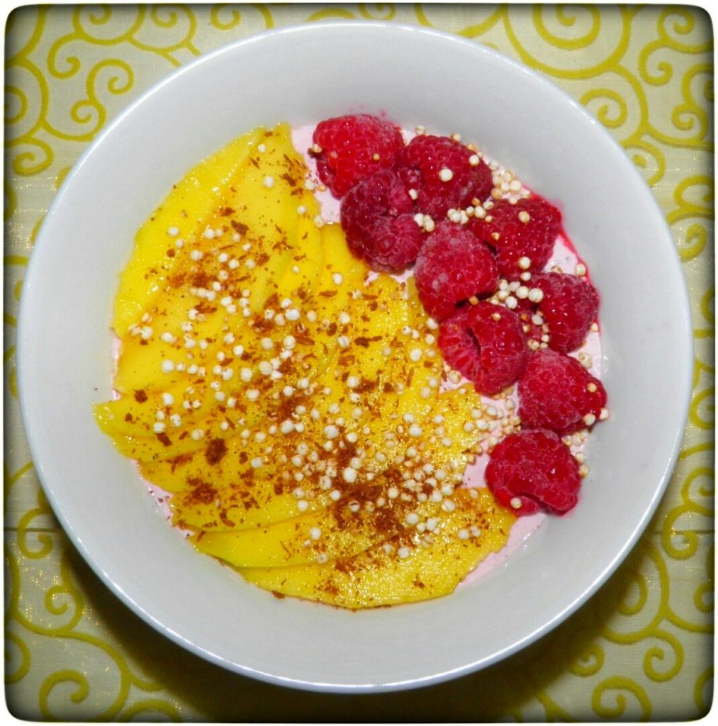 Smoothie-Bowl-Mango-Himbeere-trifft-leckeren-Chia-Pudding