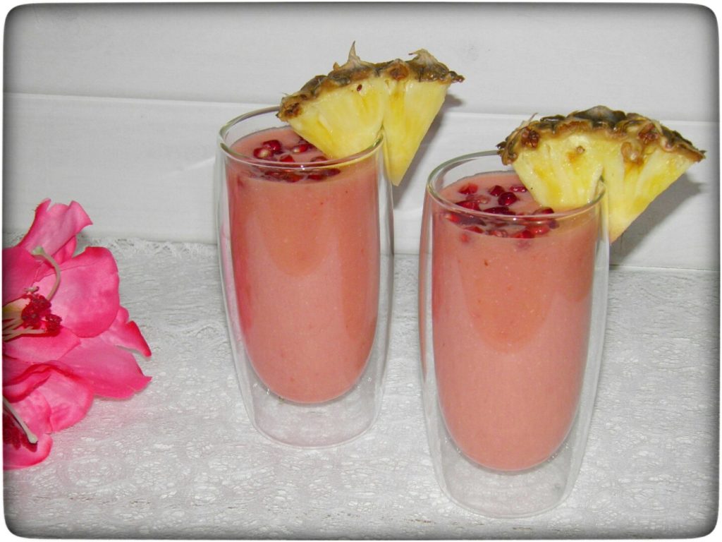 Smoothie-in-pink–Granatapfel-trifft-Ananas