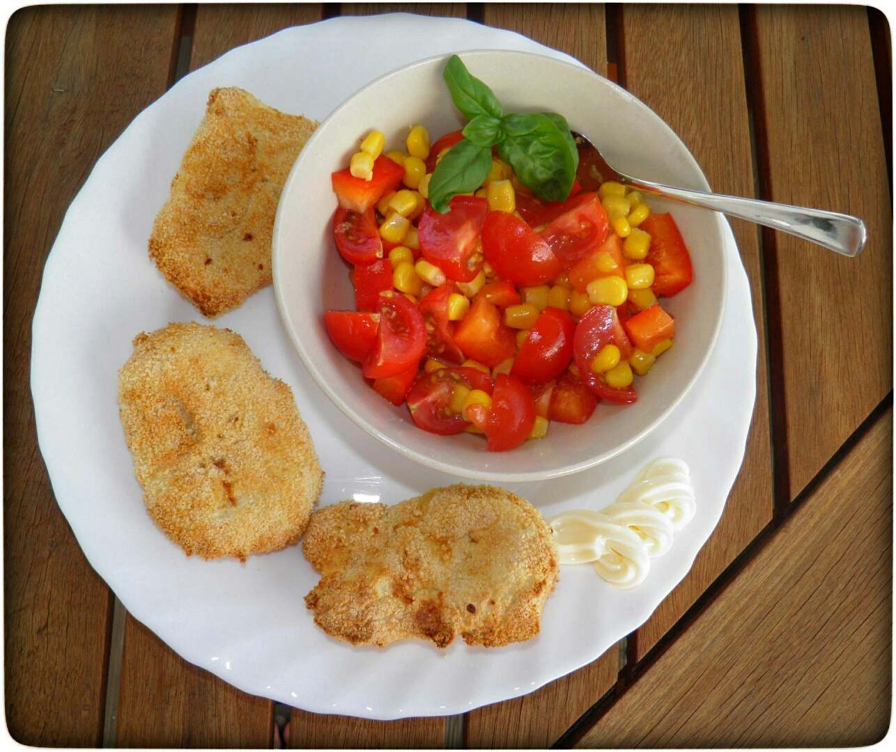 Hähnchen-Nuggets (aus dem Airfryer) mit Salat - den Kids schmeckts ...