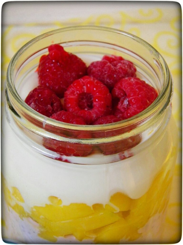 Overnight-Oats-mit-Himbeeren-und-Mango