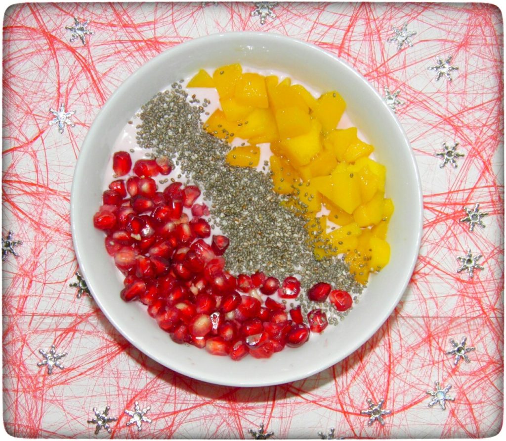 Kokos-Beeren-Smoothie-Bowl-mit-Chia-Mango-Granatapfel