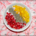 Kokos-Beeren-Smoothie-Bowl-mit-Chia-Mango-Granatapfel