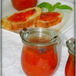 pikante-Tomaten-Marmelade-und-frisches-Baguette