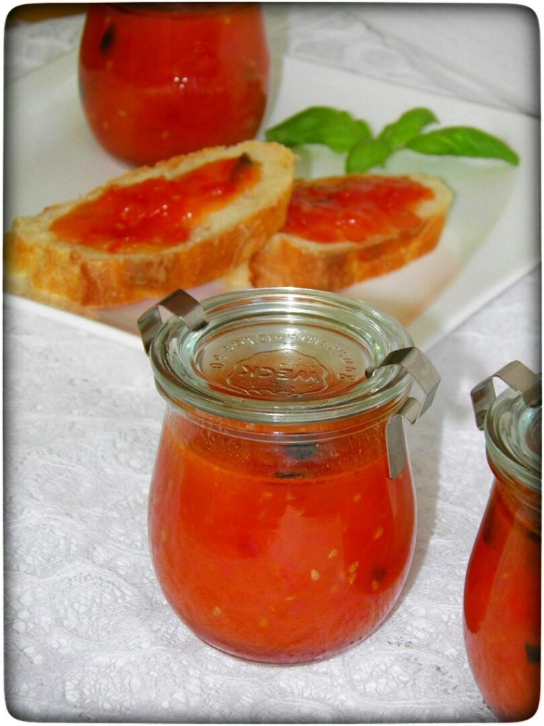 pikante-Tomaten-Marmelade-und-frisches-Baguette