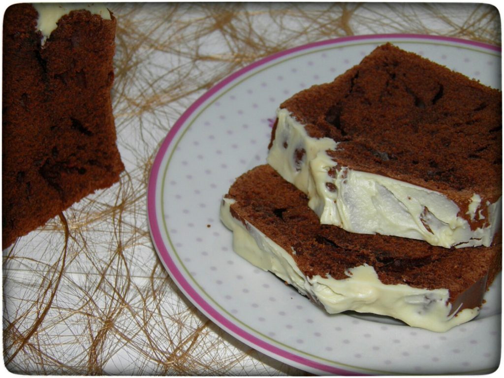 Dunkler-Gewürzkuchen-mit-weißer-Schokolade