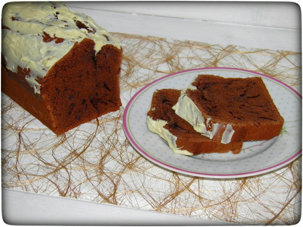 Dunkler-Gewürzkuchen-mit-weißer-Schokolade