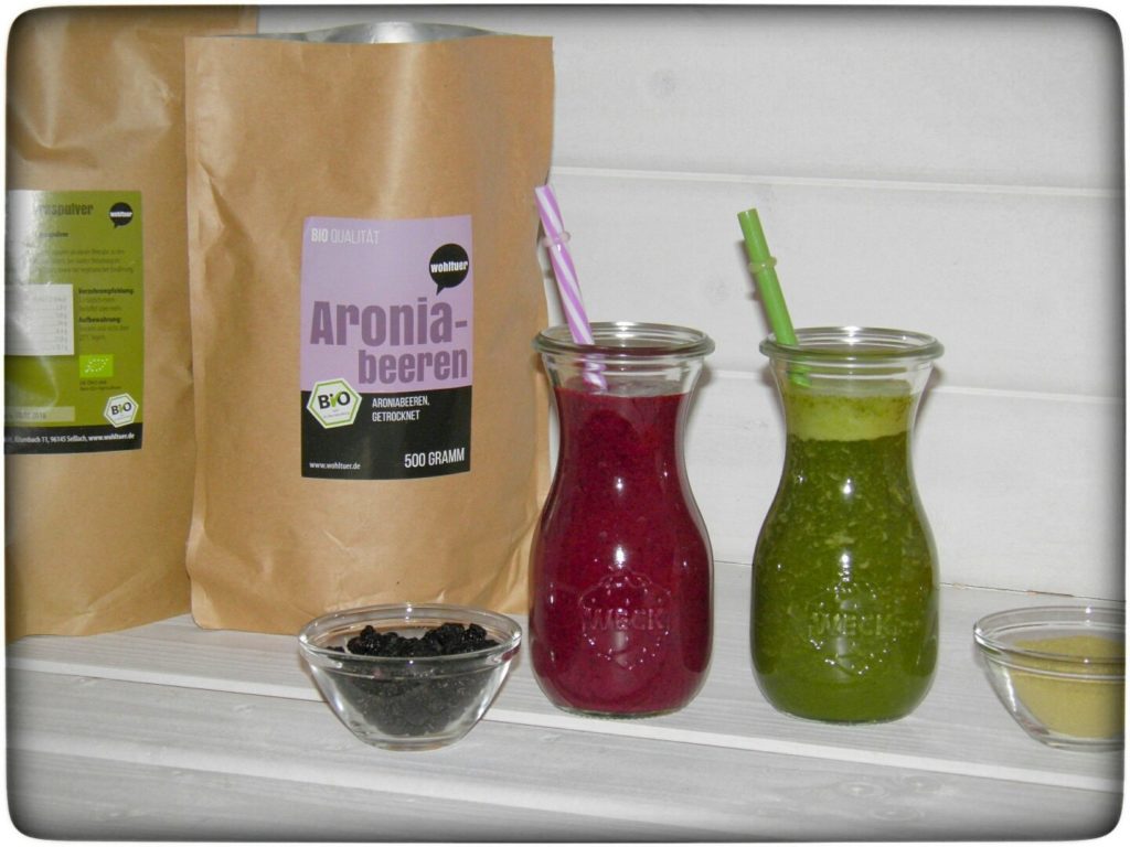 Smoothie-mit-Gerstengras -Aronia-Beere