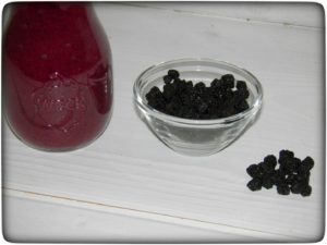 Smoothie-mit-Gerstengras -Aronia-Beere