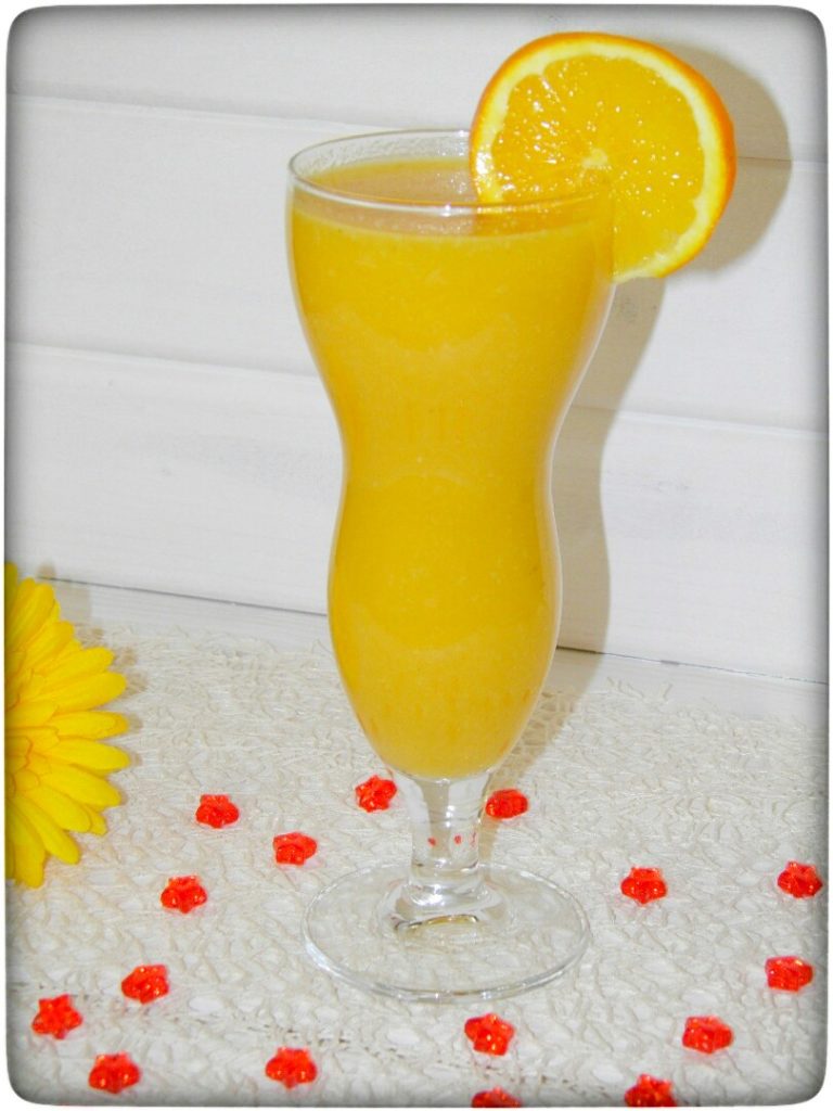 Ananas-Kaki-Ingwer-Smoothie-gesunder-Cocktail-am-Morgen