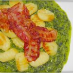 Gebratene-Bacon-Gnocchi-auf-Spinatbett