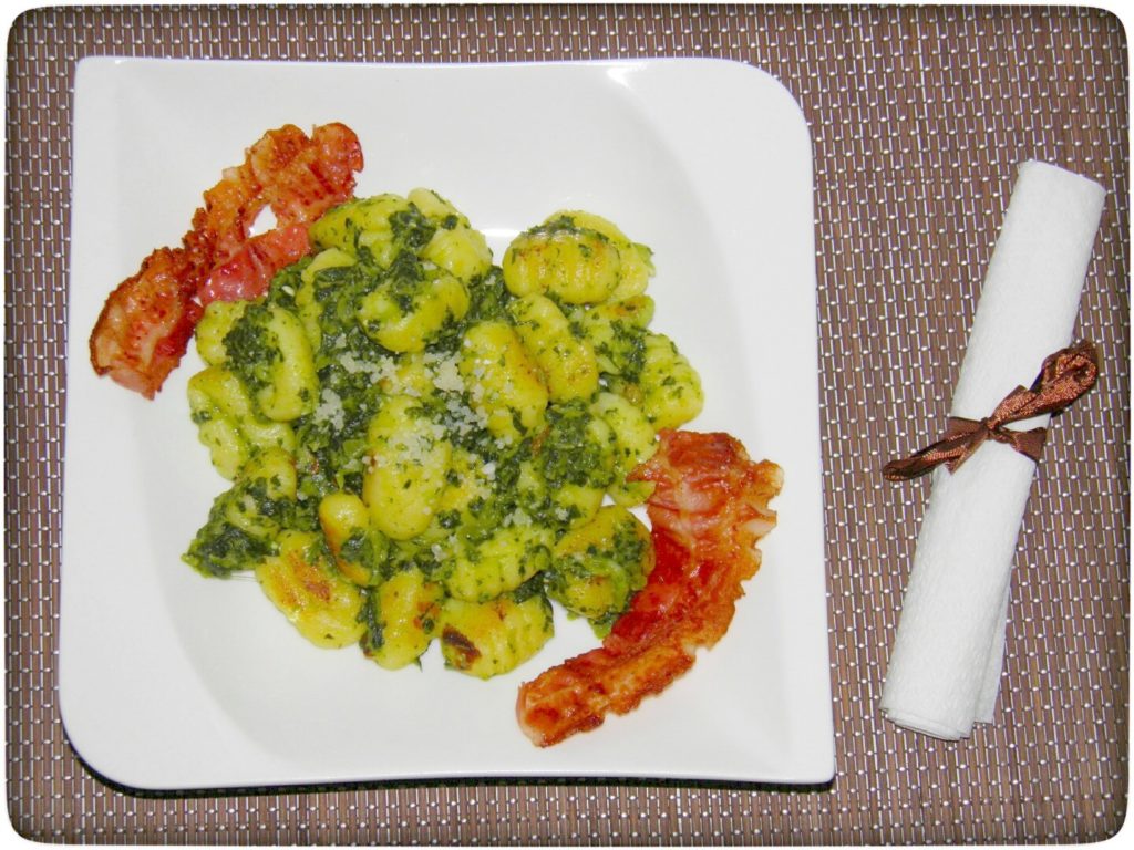 Gebratene-Bacon-Gnocchi-auf-Spinatbett