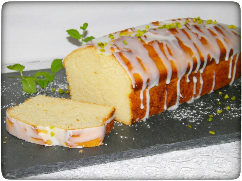 Fluffig saftiger Zitronenkuchen mit Guss - Food &amp; Travel-Blog