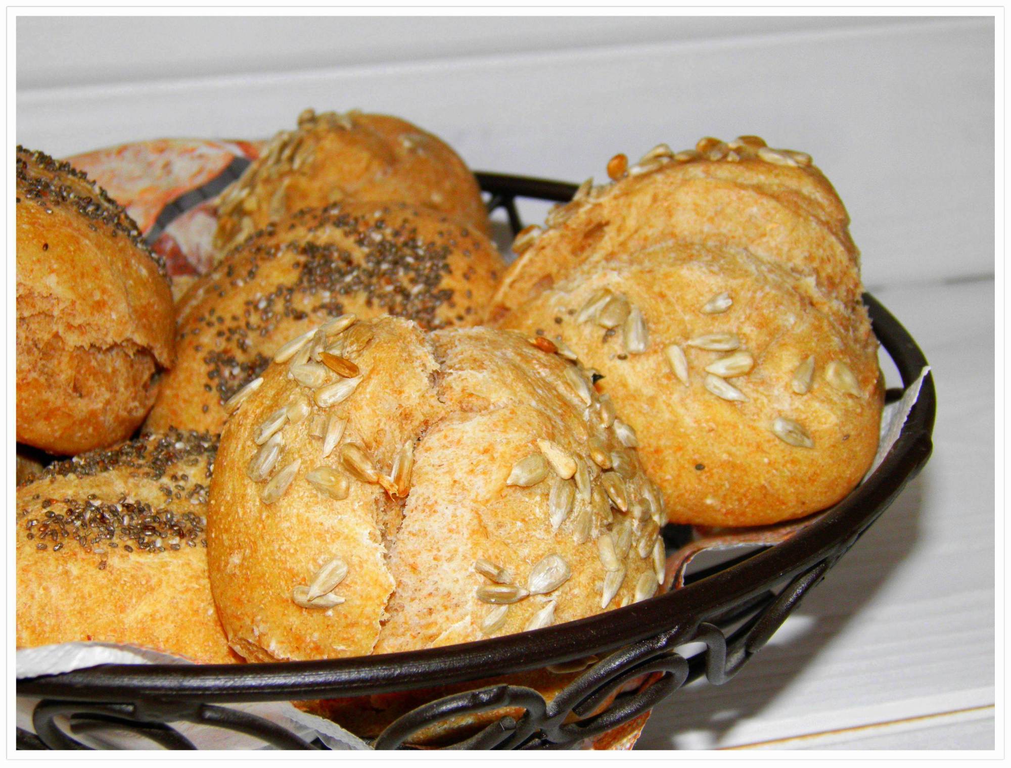 Vollkorn-Dinkel-Joghurt Brötchen mit Chia &amp; Sonnenblumenkernen ...