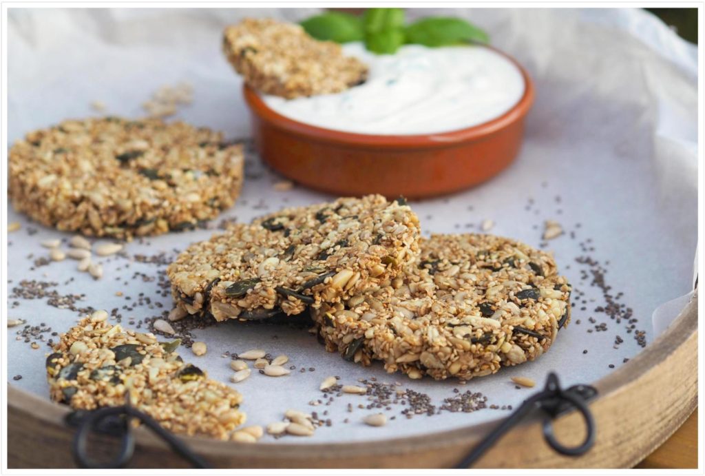 Low Carb-Chia-Sesam-XXL-Cracker-mit-Dip