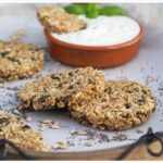 Low Carb-Chia-Sesam-XXL-Cracker-mit-Dip