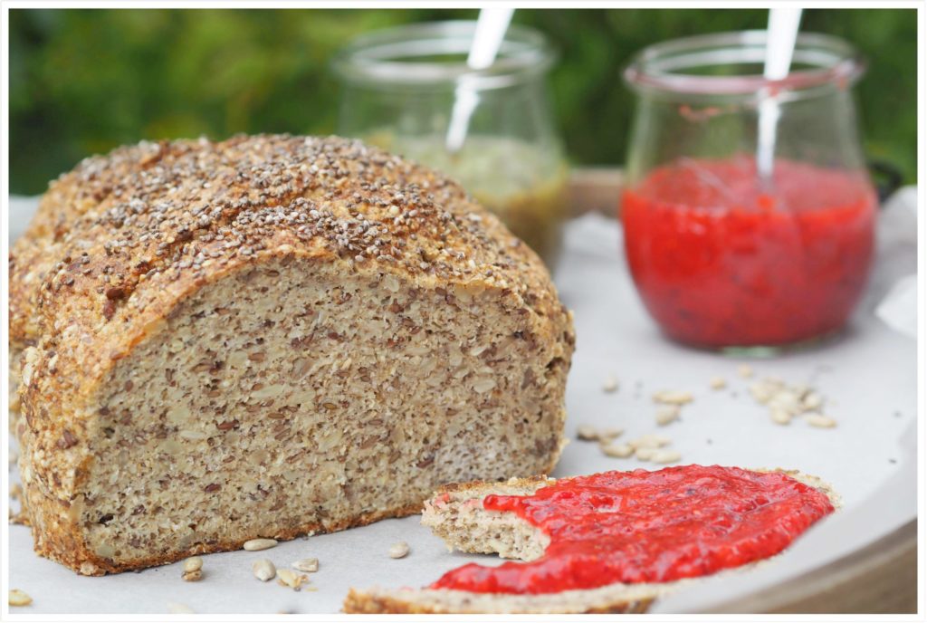 Eiweißbrot-mit-Chia-Low-Carb-Marmelade-ohne-Zucker-aus-dem-Thermomix