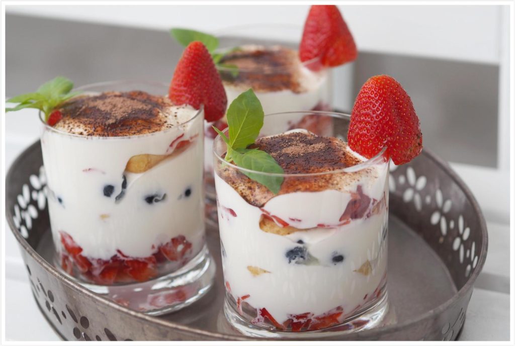 Leichtes-Tiramisu-mit-Erdbeeren-Blaubeeren-aus-dem-Thermomix