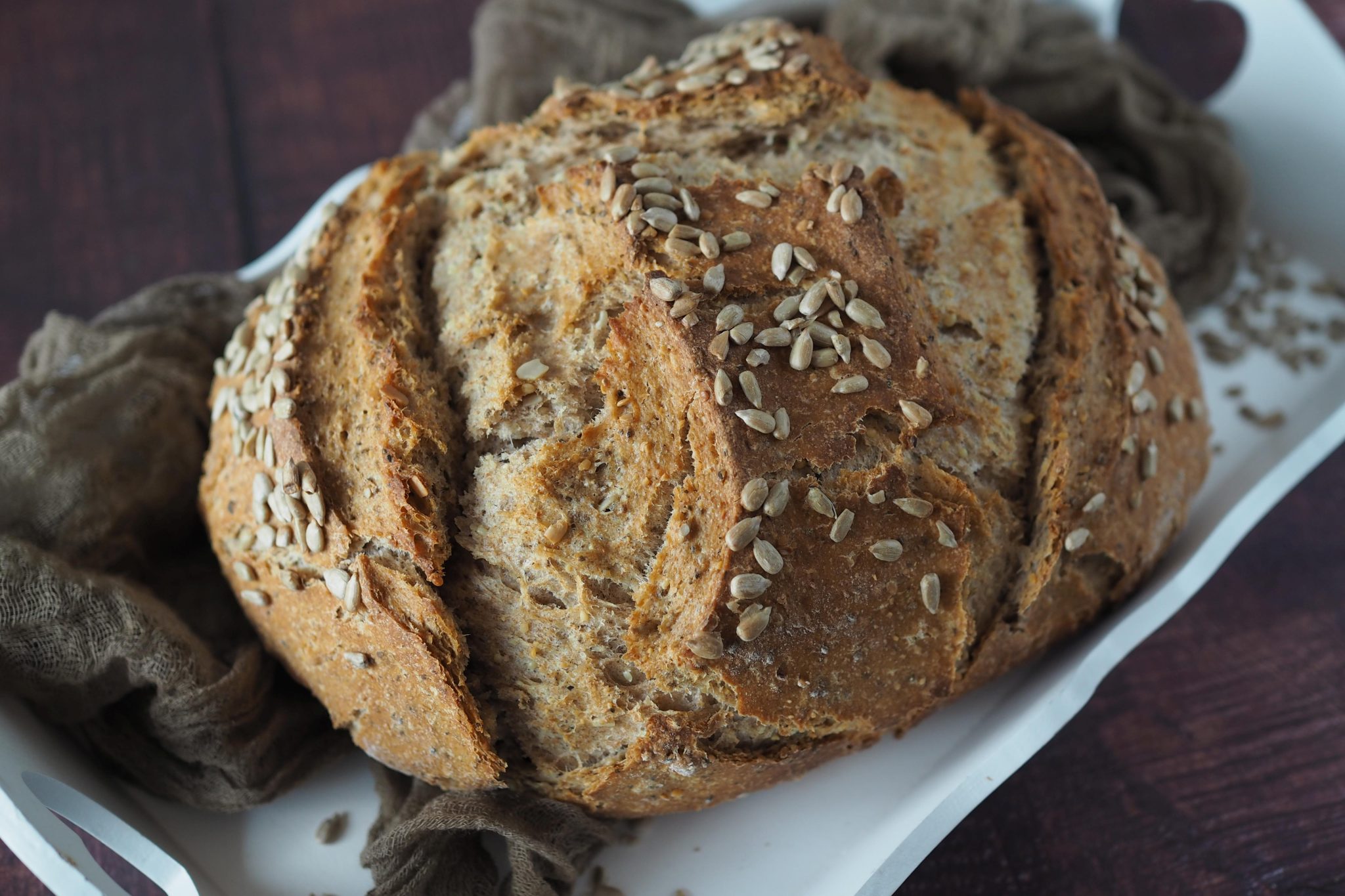 Vollkorn-Buttermilchbrot mit Sonnenblumenkernen &amp; Chia - Wiewowasistgut