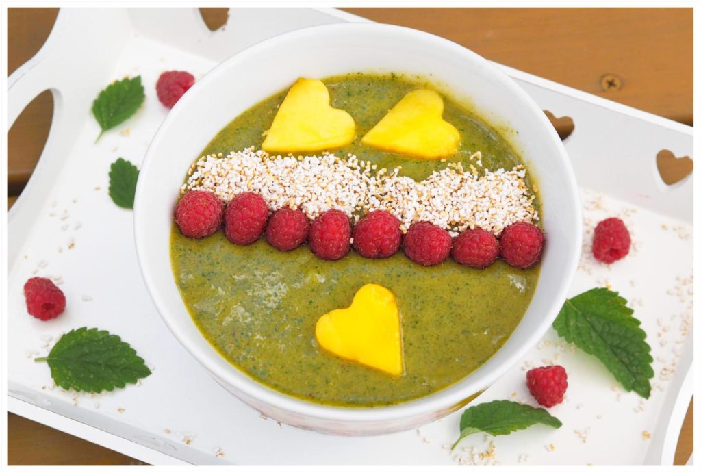 Grüner-Smoothie-Bowl-Gesundes-Frühstück-zum-Löffeln