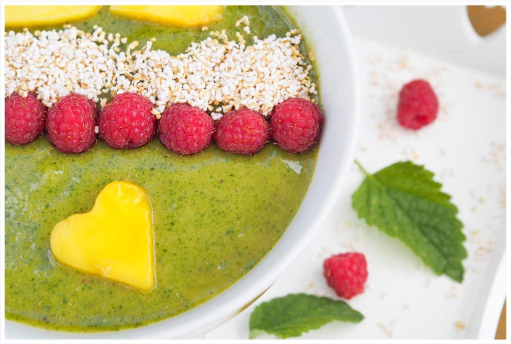 Grüner-Smoothie-Bowl-Gesundes-Frühstück-zum-Löffeln