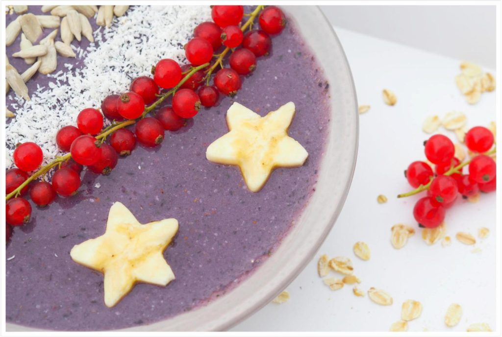 Sommer-Sonne- Blaubeer-Blueberry-Smoothie-Fruehstuecksbowl