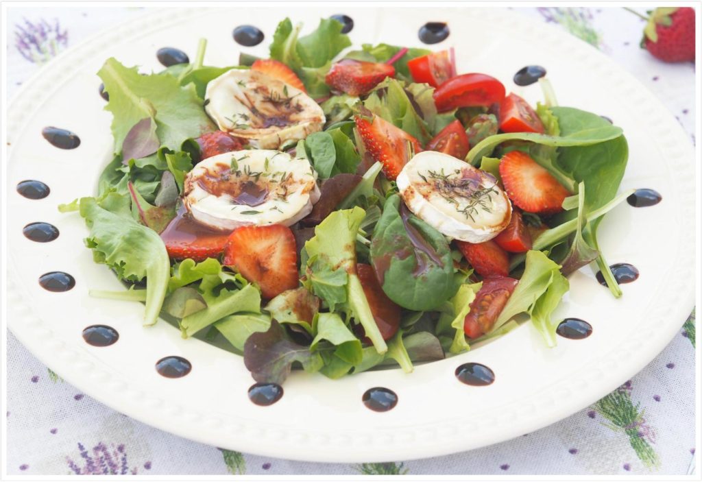 Salat-mit-Ziegenkäse-Erdbeeren-Schoko-Balsamico-Dressing-Thermomix-Vivani