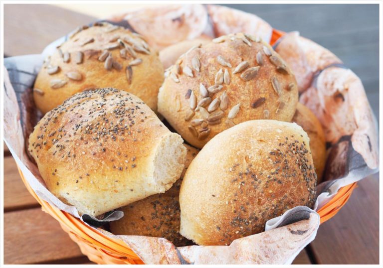 Schnelle Frühstück-Knusperlis: leckere Brötchen mit Saaten - Wiewowasistgut