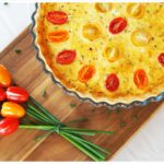 tomaten-lachs-quiche-mit-ganz-vielen-gartenkraeutern