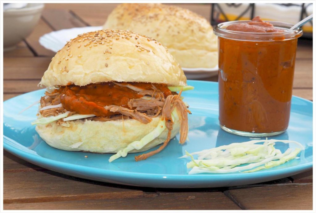 Pulled-Pork-pikante-BBQ-Soße-selbstgemacht-Burger-Buns-Hamburger-Broetchen