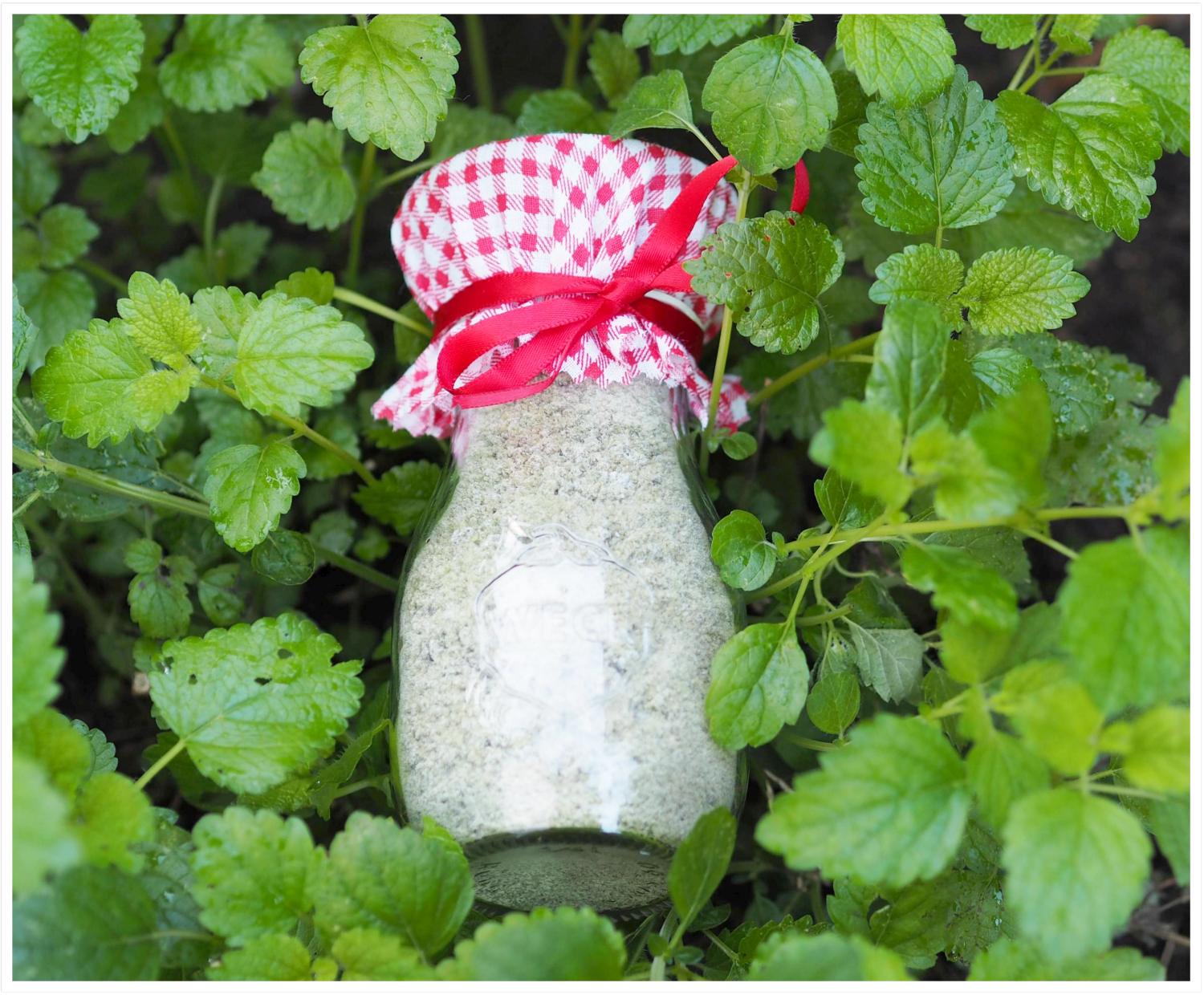 Zitronenmelissen-Zucker: Schnelles Geschenk aus dem Garten - Wiewowasistgut