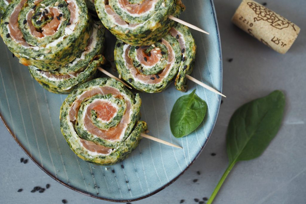 fingerfood-low-carb-lachs-spinat-rolle