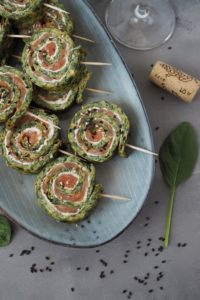 fingerfood-low-carb-lachs-spinat-rolle