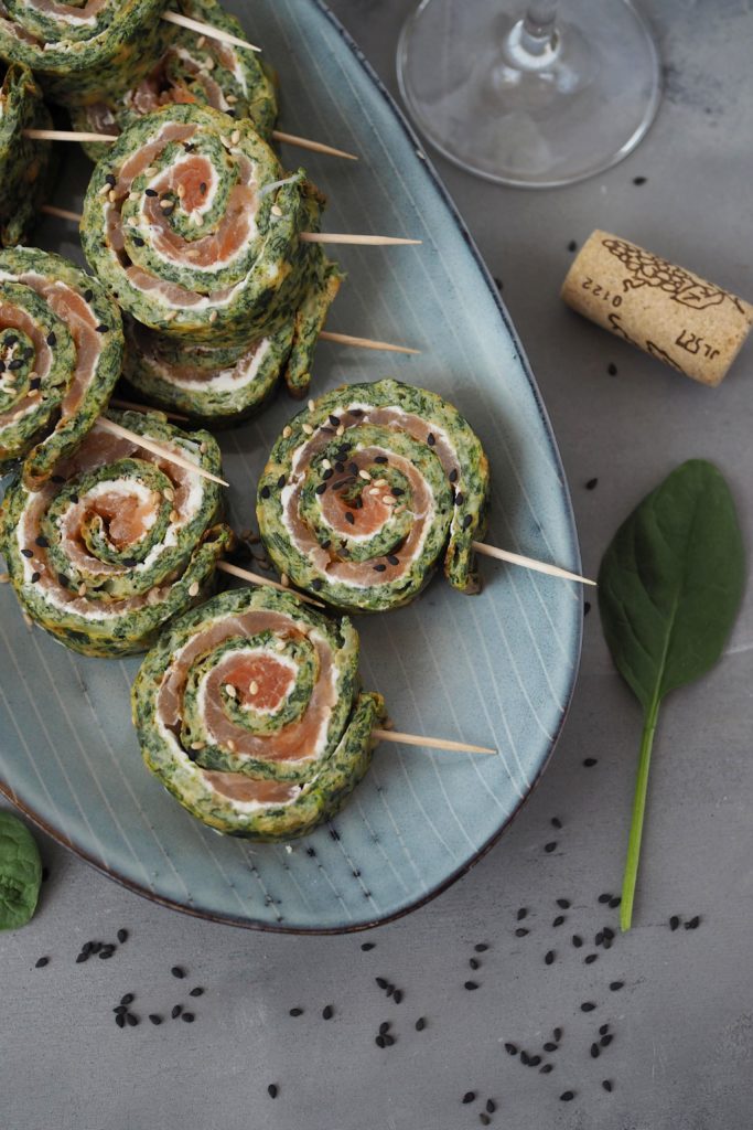 fingerfood-low-carb-lachs-spinat-rolle