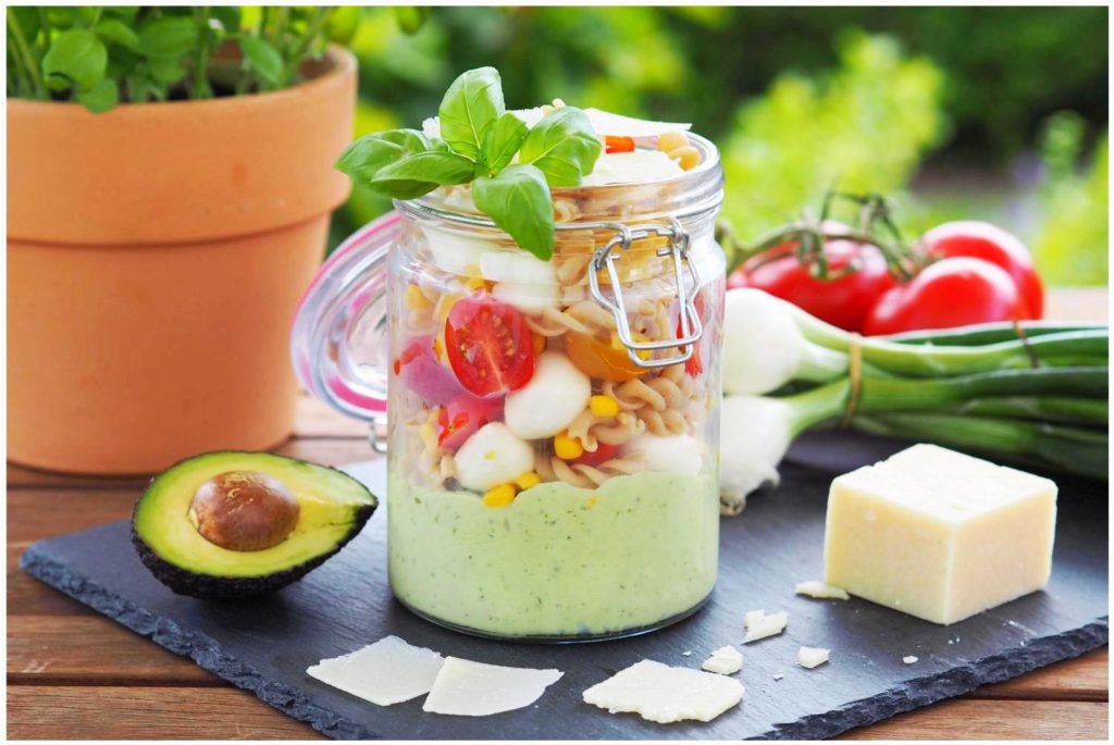 nudelsalat-caprese-to-go-mit-avocado-dressing