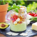 nudelsalat-caprese-to-go-mit-avocado-dressing