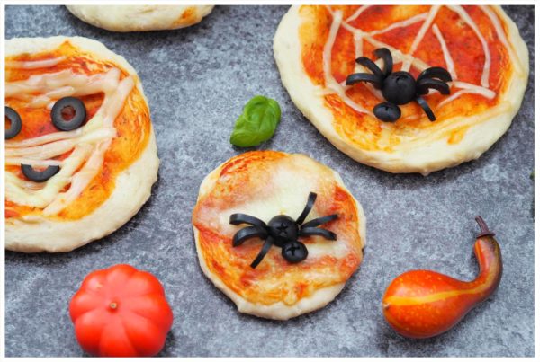 Gruselige Mini-Halloween Pizzen für die Kids - Wiewowasistgut Gruselige Mini-Halloween Pizzen für die Kids - Wiewowasistgut